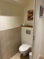 a bathroom with a white toilet in a room at Charmant logement rénové dans l’hyper centre in Auxerre