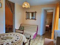 Posedenie v ubytovaní Appartement cosy 4 pers, jardin privé, accès direct plage, proche commerces, parking inclus - FR-1-465-95