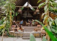 un grupo de personas sentadas afuera de un edificio en Yay Sustainable, en Guachaca