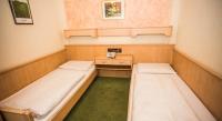 A bed or beds in a room at Hotel Hadrigan