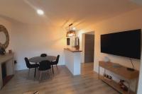 Telewizja i/lub zestaw kina domowego w obiekcie Appartement lumineux et central