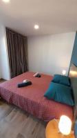 Łóżko lub łóżka w pokoju w obiekcie Appartement lumineux et central