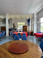 Fairy Garden Resort Kundasang في Kampong Kundassan: غرفة كبيرة مع طاولة وكراسي