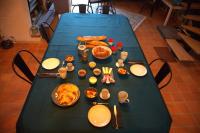 ein blauer Tisch mit Essen darüber in der Unterkunft Au Clos Des Dély-Gîtes 3 étoiles in Mareuil