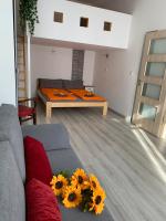Postel nebo postele na pokoji v ubytování Sunflowers Apartman