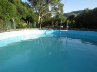 Bazén v ubytovaní Camping en Molino Dorado alebo v jeho blízkosti