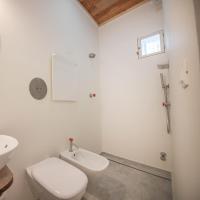 A bathroom at Camaredde N. 10