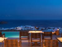 Una mesa y sillas con vista al mar. en Ezio Bo Luxury Living, en Mykonos ciudad