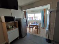 Kuchnia lub aneks kuchenny w obiekcie SOPRALAND Joli T2 piscine proche plage Richelieu Cap d'Agde