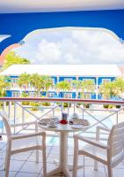 una mesa y sillas en el balcón de un complejo en Bay Gardens Inn, en Gros Islet