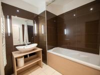 Łazienka w obiekcie Studio confortable avec terrasse, piscine et sauna à Jausiers - 4 pers, 27 m² - FR-1-165B-51