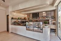 un restaurante con barra en una habitación en Stay 365 Heraklion Apart Hotel, en Heraclión