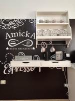 una pared en blanco y negro con un estante con comida. en AmickA, en Alghero