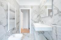A bathroom at Bilocale Moderno - City Center