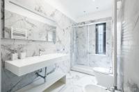 A bathroom at Bilocale Moderno - City Center