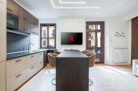 A television and/or entertainment centre at Bilocale Moderno - City Center