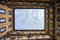 A television and/or entertainment centre at Bilocale Moderno - City Center