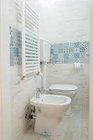 A bathroom at DOMUS 73 Apulian holidays