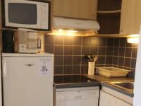 Kuchyňa alebo kuchynka v ubytovaní Appartement T2 avec Balcon, Parking et WiFi - Proche Thermes et Centre ville, 4 pers. - FR-1-313-222