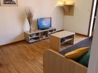 Televízia a/alebo spoločenská miestnosť v ubytovaní Appartement T2 avec Balcon, Parking et WiFi - Proche Thermes et Centre ville, 4 pers. - FR-1-313-222