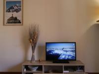 Televízia a/alebo spoločenská miestnosť v ubytovaní Appartement T2 avec Balcon, Parking et WiFi - Proche Thermes et Centre ville, 4 pers. - FR-1-313-222