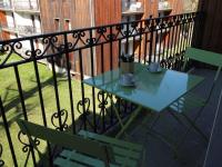 Balkón alebo terasa v ubytovaní Appartement T2 avec Balcon, Parking et WiFi - Proche Thermes et Centre ville, 4 pers. - FR-1-313-222