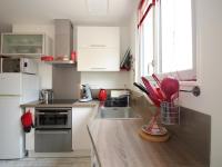 Kuchnia lub aneks kuchenny w obiekcie La Bourboule : Agréable T2 avec Terrasse, Balcon et Wifi - Proche Centre et Thermes - FR-1-608-245