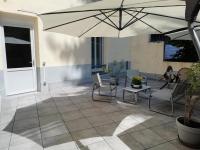 Telewizja i/lub zestaw kina domowego w obiekcie La Bourboule : Agréable T2 avec Terrasse, Balcon et Wifi - Proche Centre et Thermes - FR-1-608-245
