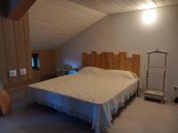 Łóżko lub łóżka w pokoju w obiekcie Gîte et studio avec cheminée, terrasse, salle de jeux et nature préservée à La Versanne - FR-1-496-280