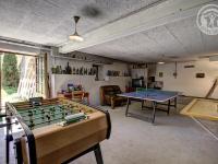 Pokój gier w obiekcie Gîte et studio avec cheminée, terrasse, salle de jeux et nature préservée à La Versanne - FR-1-496-280