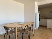 Kuchyňa alebo kuchynka v ubytovaní Appartement avec WIFI et Vue Mer, Plage de Trestraou à Perros-Guirec - FR-1-368-384