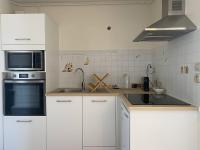 Kuchyňa alebo kuchynka v ubytovaní Appartement avec WIFI et Vue Mer, Plage de Trestraou à Perros-Guirec - FR-1-368-384