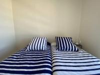 Posteľ alebo postele v izbe v ubytovaní Appartement avec WIFI et Vue Mer, Plage de Trestraou à Perros-Guirec - FR-1-368-384