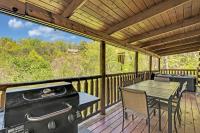 Bucky's Bungalow, Hot Tub, 1089 of FREE Attraction tickets for each paid day, Dollywood and More!にあるバルコニーまたはテラス