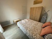 Schlafzimmer mit einem Bett und Holzboden in der Unterkunft Cosy T3 proche Gare et Polygone in Béziers