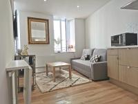 una sala de estar con un sofá y una mesa en Studio Centre de Foix, en Foix
