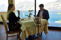 een man en vrouw aan een tafel in een restaurant bij Hotel Du Lac - Relax Attitude Hotel in Brenzone sul Garda