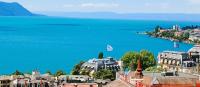Una vista de una ciudad y un cuerpo de agua. en Loft la plus belle vue du lac Léman Montreux, en Montreux