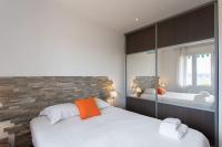 Łóżko lub łóżka w pokoju w obiekcie L27 2P Jasmins Sea View Parking & AC