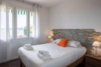 Łóżko lub łóżka w pokoju w obiekcie L27 2P Jasmins Sea View Parking & AC