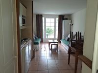 Posedenie v ubytovaní Appt HAMEAU DU LAC avec piscine et vue sur le lac