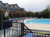 Bazén v ubytovaní Appt HAMEAU DU LAC avec piscine et vue sur le lac alebo v jeho blízkosti