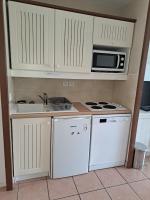 Kuchyňa alebo kuchynka v ubytovaní Appt HAMEAU DU LAC avec piscine et vue sur le lac