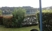 Vonkajšia záhrada v ubytovaní Appt HAMEAU DU LAC avec piscine et vue sur le lac