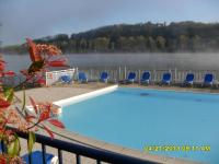 Bazén v ubytovaní Appt HAMEAU DU LAC avec piscine et vue sur le lac alebo v jeho blízkosti