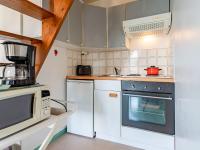 Kuchyňa alebo kuchynka v ubytovaní Studio Cabourg Plage-20 by Interhome