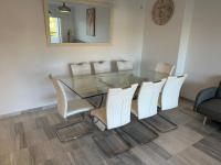 Posedenie v ubytovaní Luxurious 3 Bedroom Apartment in the heart of Alhaurín Golf
