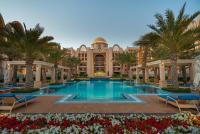 Bazén v ubytování SIMPLY COMFORT in Sarai Palm Jumeirah nebo v jeho okolí