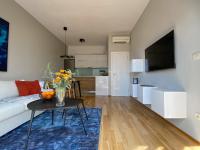 Televízia a/alebo spoločenská miestnosť v ubytovaní AstraMaris Znjan - Deluxe beach suite with hot tub
