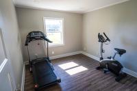 ein Fitnessstudio mit zwei Heimtrainern in einem Raum in der Unterkunft Gulf Shores RV Resort in Gulf Shores